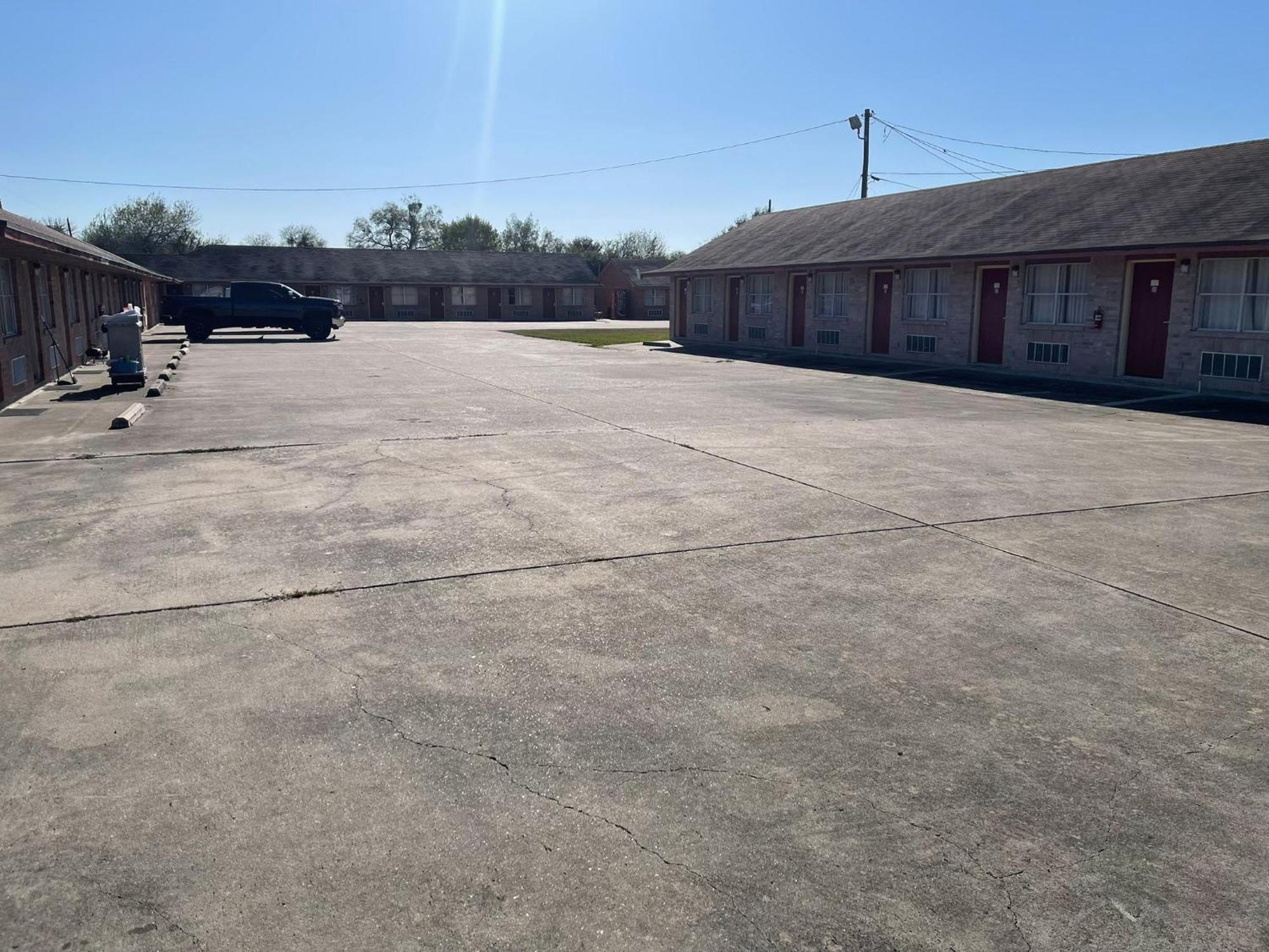 Lakeside Inn & Suites Mathis Exterior foto