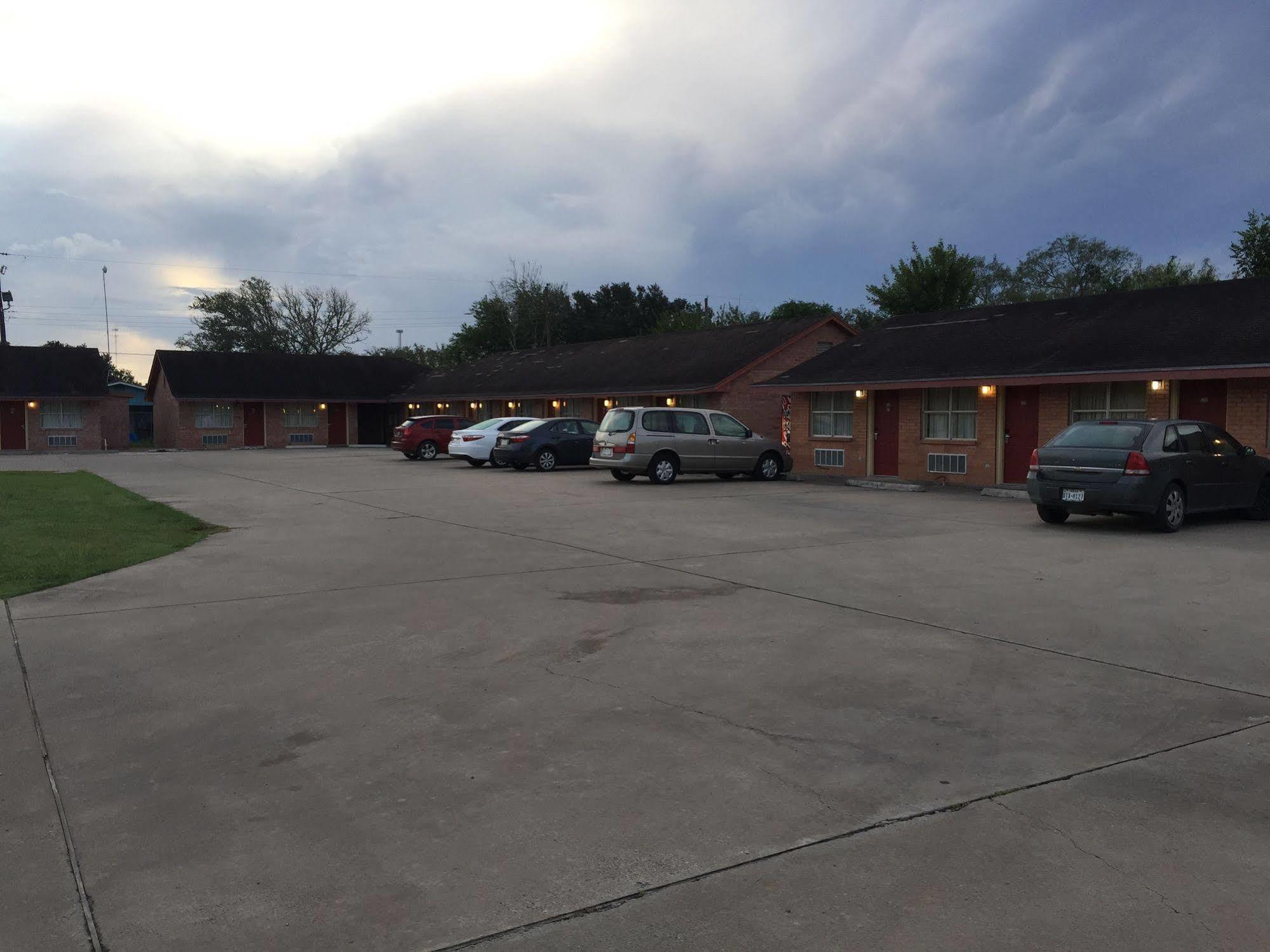 Lakeside Inn & Suites Mathis Exterior foto
